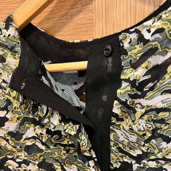 TAHARI Women's Top | Olive Green | Abstract Print Short Sleeve | NWT Size SM - Picture 9 of 15